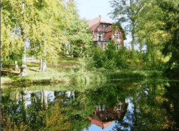 Haus der Stille Roseburg - gespiegelt im See